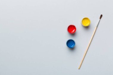 Boya ve fırçalı palet, yakın çekim. Boşluğu olan üst görünüm. Yaratıcılık için işyeri. ev öğretmenliği kavramı çizimi.