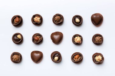 Renkli masa üzerinde farklı çikolata çeşitleri var. Üst Görünüm ve Düz Yatay.