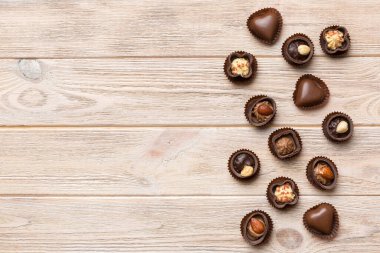 Renkli masa üzerinde farklı çikolata çeşitleri var. Kopya alanı ile Üst Görünüm ve Düz Yatay.