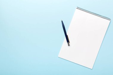 Beyaz arkaplanlı boş bir defter. Okula ve eğitim konseptine dönüş.