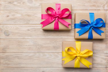 Renkli bir arkaplan üzerinde Bayram hediye kutuları koleksiyonu. Üst görünüm kapat.