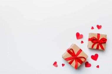 Sevgililer Günü kompozisyonu: Yay ve kalple kırmızı hediye kutusu. Noel hediyesi. Yukarıdan bak. Mesaj için yer var. Holday tebrik kartı.