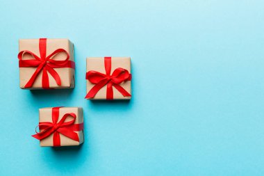 Sevgililer Günü kompozisyonu: Yay ve kalple kırmızı hediye kutusu. Noel hediyesi. Yukarıdan bak. Mesaj için yer var. Holday tebrik kartı.