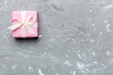 Sevgililer Günü kompozisyonu: Yay ve kalple kırmızı hediye kutusu. Noel hediyesi. Yukarıdan bak. Mesaj için yer var. Holday tebrik kartı.