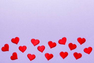 Kırmızı kalplerle sevgililer günü arkaplanı, kopyalama alanı ile üstten görünüm.