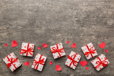 Sevgililer Günü kompozisyonu: Yay ve kalple kırmızı hediye kutusu. Noel hediyesi. Yukarıdan bak. Mesaj için yer var. Holday tebrik kartı.