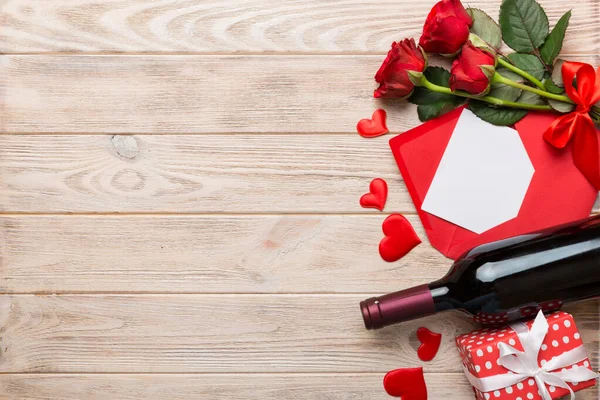 テーブルの上に赤いワイン バラの花とギフトボックスとバレンタインデーの組成 トップビュー フラットレイアウト コピースペース — ストック写真