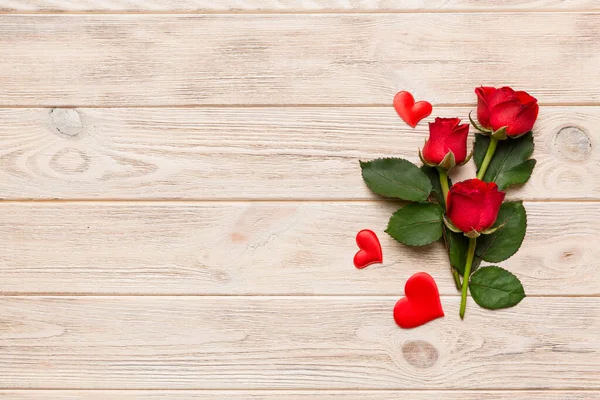 발렌타인데이 작곡에 과붉은 심장을 테이블에 홀리데이 컨셉트 — 스톡 사진