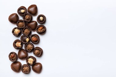 Renkli masa üzerinde farklı çikolata çeşitleri var. Kopya alanı ile Üst Görünüm ve Düz Yatay.