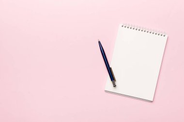 Beyaz arkaplanlı boş bir defter. Okula ve eğitim konseptine dönüş.