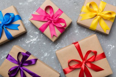 Renkli bir arkaplan üzerinde Bayram hediye kutuları koleksiyonu. Üst görünüm kapat.