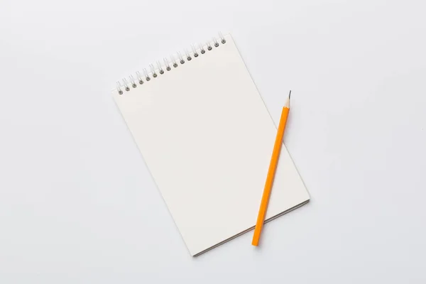 空白笔记本 白色背景上有钢笔 回到学校和教育的概念 — 图库照片