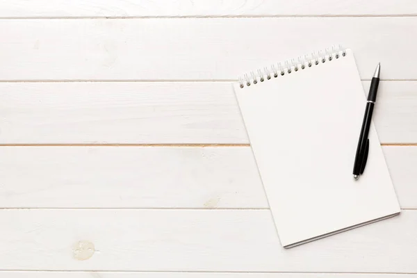 Cuaderno Blanco Con Bolígrafo Sobre Fondo Blanco Volver Concepto Escuela —  Fotos de Stock