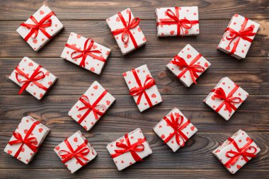 Sevgililer Günü kompozisyonu: Kırmızı hediye kutusu ve kalp. Noel hediyesi. Yukarıdan bak. Holday tebrik kartı.