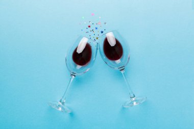 Şarap tadımında bir sürü kırmızı şarap. Renkli arka planda kırmızı şarap kavramı. Üst görünüm, düz dizayn.