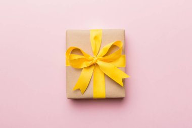 Renkli arkaplan üzerinde tatil kutucuğu, üst görünüm. Tasarım için alanı kopyala.