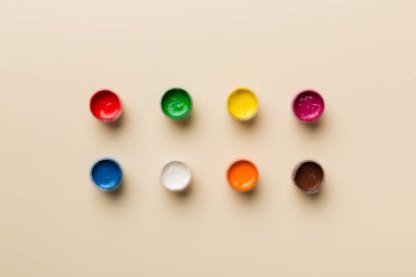 Renkli arka planda farklı renkte gagalı kavanozlar. Hobi resim. Boşluğu olan üst görünüm. Yaratıcılık için işyeri. ev öğretmenliği kavramı çizimi.