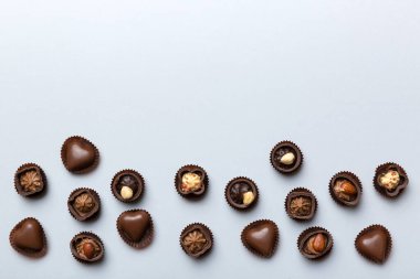 Renkli masa üzerinde farklı çikolata çeşitleri var. Kopya alanı ile Üst Görünüm ve Düz Yatay.