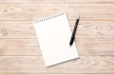 Beyaz arkaplanlı boş bir defter. Okula ve eğitim konseptine dönüş.