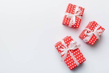 Sevgililer Günü kompozisyonu: Yay ve kalple kırmızı hediye kutusu. Noel hediyesi. Yukarıdan bak. Mesaj için yer var. Holday tebrik kartı.