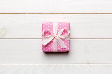 Sevgililer Günü kompozisyonu: Kırmızı hediye kutusu ve kalp. Noel hediyesi. Yukarıdan bak. Holday tebrik kartı.