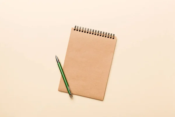 彩色背景上的学校褐色笔记本 桌子上的螺旋式手工记事本 — 图库照片