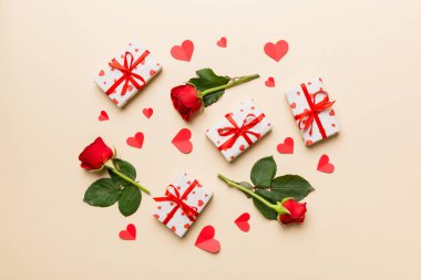 Güzel kırmızı kurdeleli Kraft hediye kutusu ve gül, Sevgililer Günü konsepti, yıldönümü, anneler günü ve doğum günü tebriği, fotokopi alanı, üst manzara.