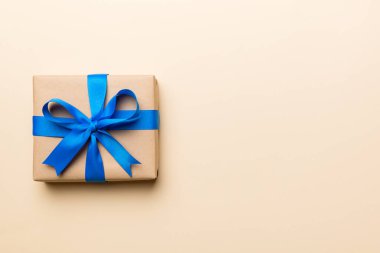 Renkli arkaplan üzerinde tatil kutucuğu, üst görünüm. Tasarım için alanı kopyala.