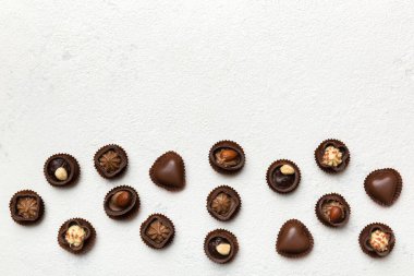 Renkli masa üzerinde farklı çikolata çeşitleri var. Kopya alanı ile Üst Görünüm ve Düz Yatay.