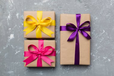 Renkli bir arkaplan üzerinde Bayram hediye kutuları koleksiyonu. Üst görünüm kapat.