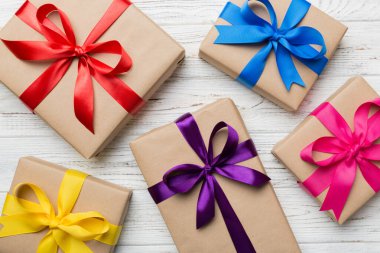 Renkli bir arkaplan üzerinde Bayram hediye kutuları koleksiyonu. Üst görünüm kapat.