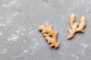 Renkli arka planda yeşil yapraklı kabın içinde zencefil tozu var. Üst görünüm düzlüğü.