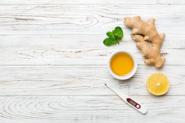 Doğal soğuk algınlığı, grip ilaçları ve termometre. Bağışıklık uyarımı ve virüs koruması için doğal malzemeler. Üst görünüm düzlüğü.