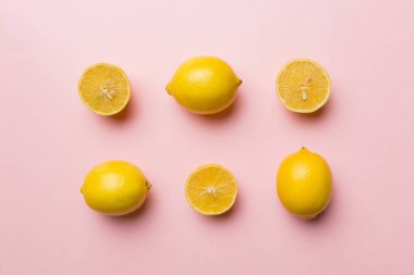 Renkli arka plan olarak pek çok taze limon, üst manzara. Limon ve limon dilimlerinin zarif arka planı Üst görünüm düz yatıyordu.