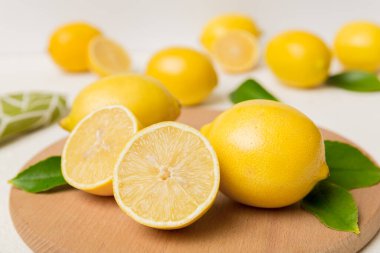 Kesme tahtasındaki taze ve olgun limonlar için fotokopi alanı olan üst manzara. Sağlıklı yemek geçmişi. Limon ve limon dilimlerinin zarif arkaplanı daha sıkan renkli arkaplan.