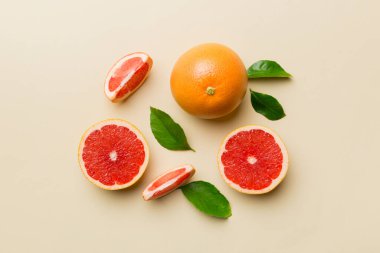 Renkli arka planda sulu greyfurt dilimli taze meyve greyfurdu. Üst Manzara. Uzayı kopyala yaratıcı yaz konsepti. Minimum düzlükte turunçgillerin yarısı kopyalama alanı ile yatar.