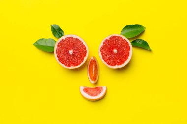 Renkli arka planda sulu greyfurt dilimli taze meyve greyfurdu. Üst Manzara. Uzayı kopyala yaratıcı yaz konsepti. Minimum düzlükte turunçgillerin yarısı kopyalama alanı ile yatar.