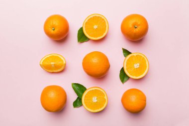 Renkli arka planda taze portakal dilimlerinin meyve deseni. Üst Manzara. Uzayı kopyala yaratıcı yaz konsepti. Minimum düzlükteki turunçgillerin yarısı.