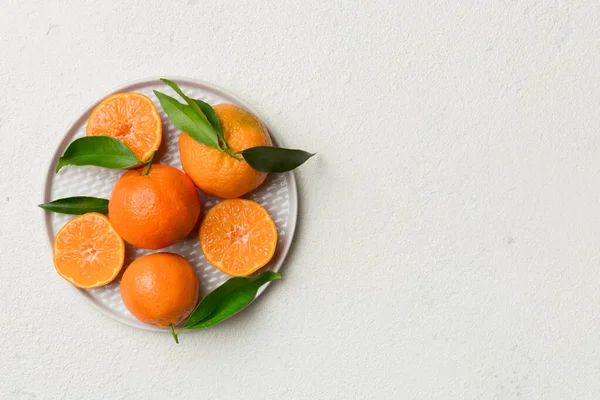 Clémentines Fraîches Coupées Mandarine Entière Sur Plaque Ronde Sur Fond — Photo