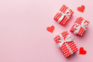 Sevgililer Günü kompozisyonu: Yay ve kalple kırmızı hediye kutusu. Noel hediyesi. Yukarıdan bak. Mesaj için yer var. Holday tebrik kartı.