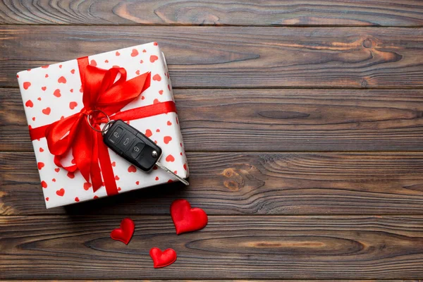 Ключ Чорного Автомобіля Подарунковій Коробці Стрічкою Червоним Серцем Кольоровому Фоні — стокове фото