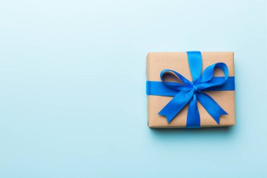 Renkli arkaplan üzerinde tatil kutucuğu, üst görünüm. Tasarım için alanı kopyala.