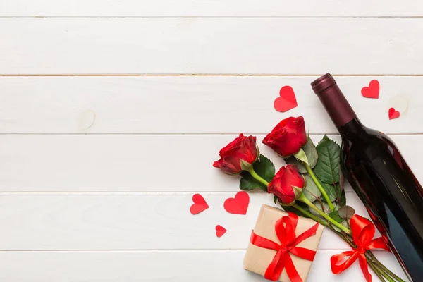 テーブルの上に赤いワイン バラの花とギフトボックスとバレンタインデーの組成 トップビュー フラットレイアウト 休日のコンセプト — ストック写真