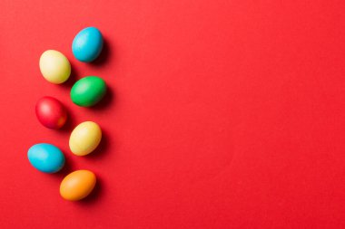 Bayram hazırlığı. Renkli arka planda Paskalya yumurtaları. Pastel renginde Paskalya yumurtası. Kopyalama alanı olan tatil kavramı.