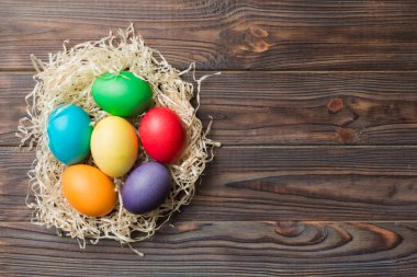 Bayram hazırlığı. Renkli arka planda Paskalya yumurtaları. Pastel renginde Paskalya yumurtası. Kopyalama alanı olan tatil kavramı.