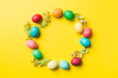 Renkli arka planda çok renkli Paskalya yumurtaları. Pastel rengi Paskalya yumurtaları tatil konsepti ve sizin için boş alan tasarımı..