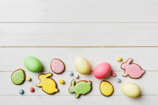 Urlaubsvorbereitung Mehrfarbige Ostereier Mit Plätzchen Auf Farbigem Hintergrund Pastellfarbene Ostereier — Stockfoto