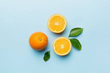 Renkli arka planda taze portakal dilimlerinin meyve deseni. Üst Manzara. Uzayı kopyala yaratıcı yaz konsepti. Minimum düzlükteki turunçgillerin yarısı.