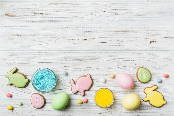 Preparación Vacaciones Multi Colores Huevos Pascua Con Galletas Sobre Fondo — Foto de Stock