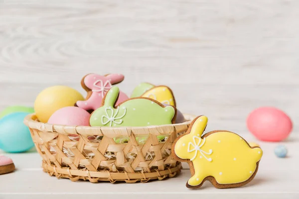 Kleurrijke Paaskoekjes Mand Met Multi Kleuren Paaseieren Gekleurde Achtergrond Pastel — Stockfoto